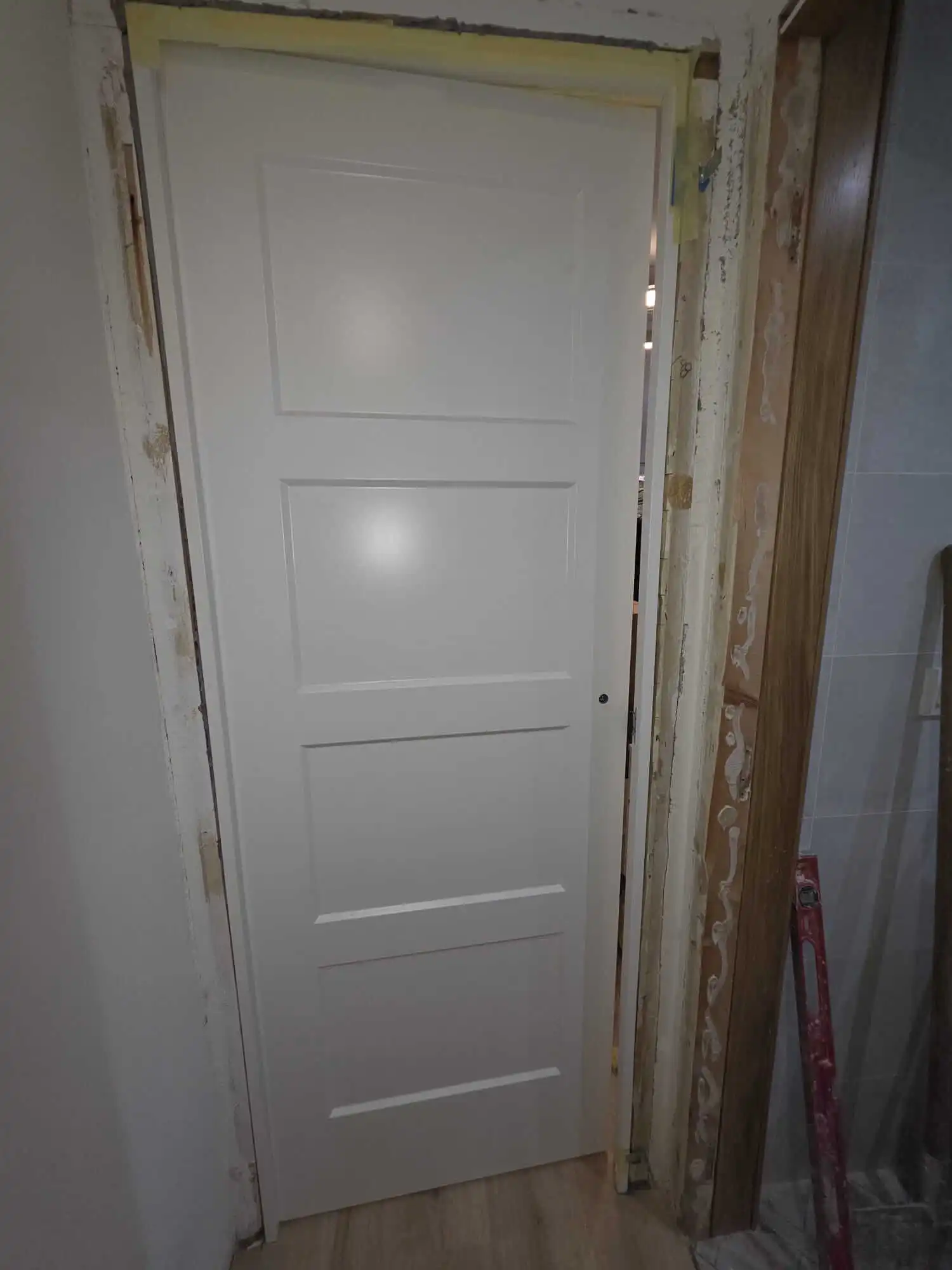 Puerta de interior lacada en blanco instalada en su marco