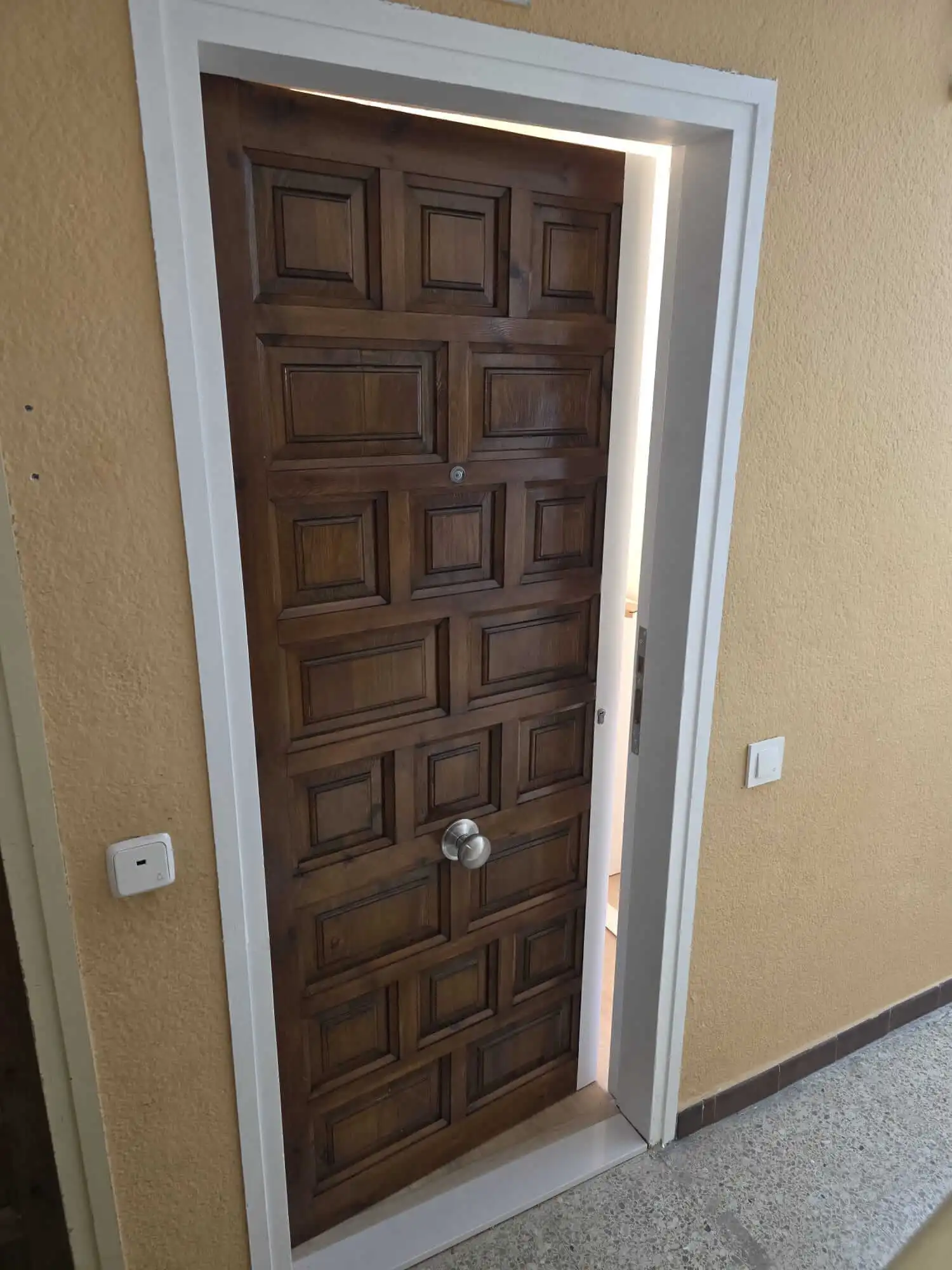Puerta de madera con marco blanco instalada