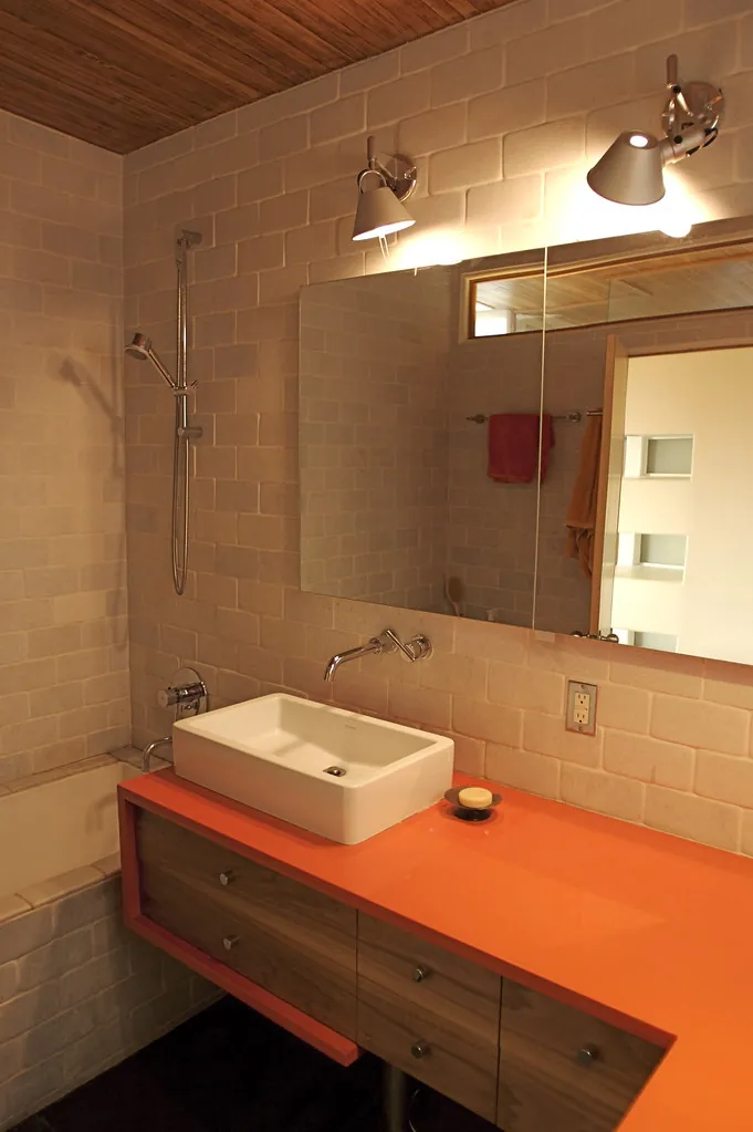 Baño moderno con ducha de obra